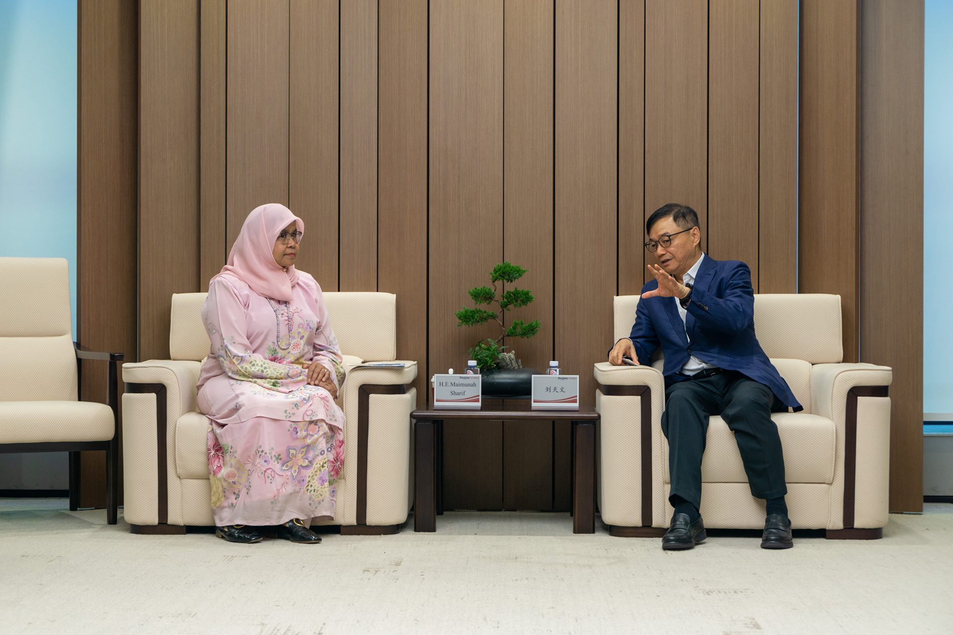 联合国副秘书长、人居署执行主任谢里夫女士一行到访z6com·尊龙